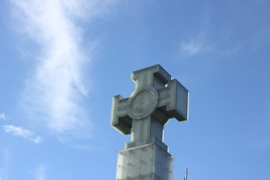 çapraz heykel