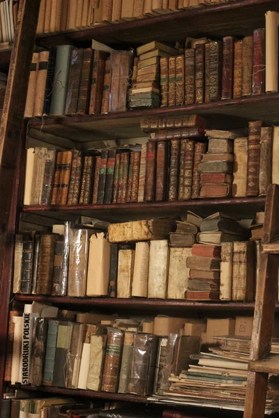 Старая библиотека — стоковое фото