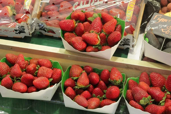 Frutta e bacche in vendita — Foto Stock