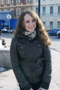 güzel siyah saçlı genç kız