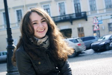 güzel siyah saçlı genç kız