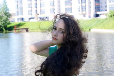 güzel siyah saçlı genç kız