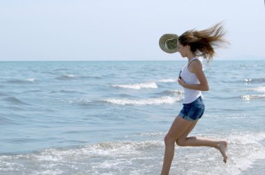 genç kız plajda eğlence var