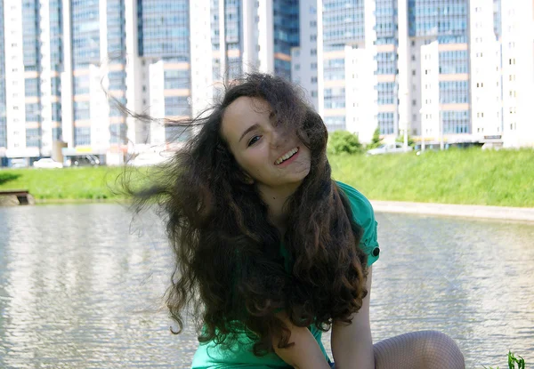 Jeune fille avec de beaux cheveux noirs — Photo