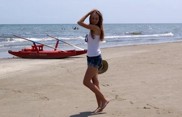 Chica joven divertirse en la playa —  Fotos de Stock