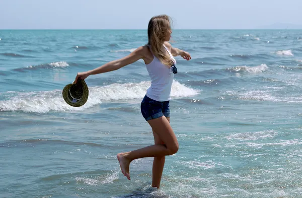 Jeune fille avoir du plaisir sur la plage Images De Stock Libres De Droits