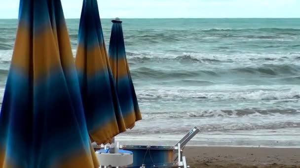 Пляж, море и солнце — стоковое видео