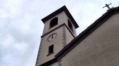 Kilise çanı çalıyor.