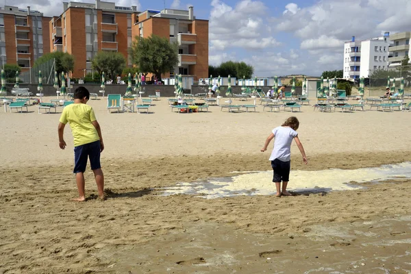 Sahilde oynayan çocuklar — Stok fotoğraf