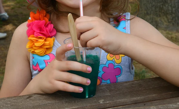 Kız bir içecek nane ile içecekler