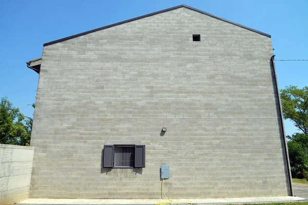 Fachada de casa construída com blocos de concreto — Fotografia de Stock