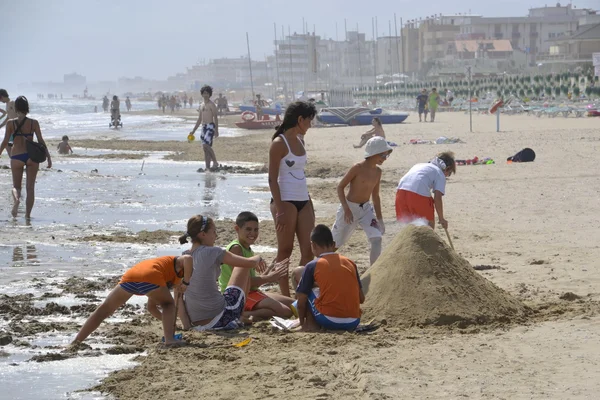 Dzieci bawiące się na plaży — Zdjęcie stockowe