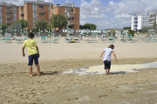 Dzieci bawiące się na plaży — Zdjęcie stockowe