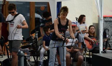 Sahne Alanı'nda gençlerin müzik grubu