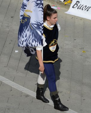 bayrak taşıyıcıları ve davulcular, bir canlandırma