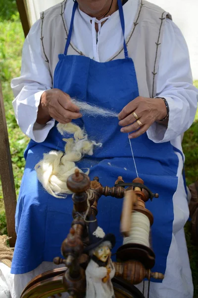 Artesanía antigua, mujer hilando lana —  Fotos de Stock