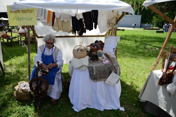 Artesanía antigua, mujer hilando lana — Foto de Stock