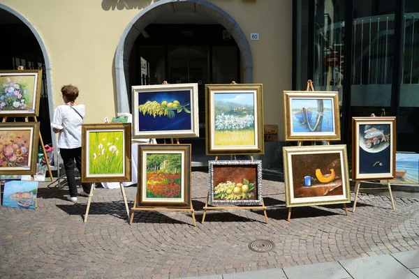 Exposition de peintures en plein air — Photo