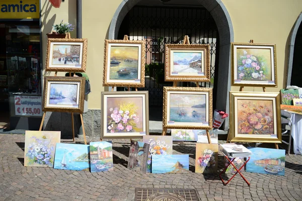 Exhibition of paintings outdoors — Stock Photo, Image