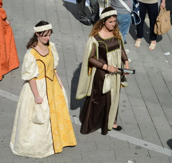 Persone in costume medievale, rievocazione storica — Foto Stock