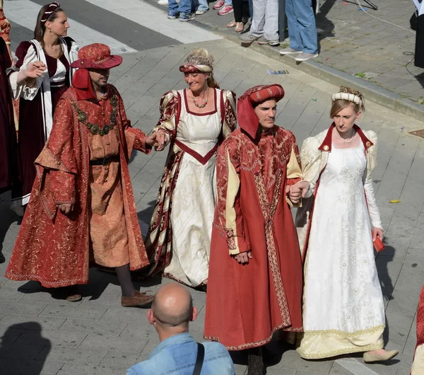 Menschen in mittelalterlichen Kostümen, historische Reenactments — Stockfoto