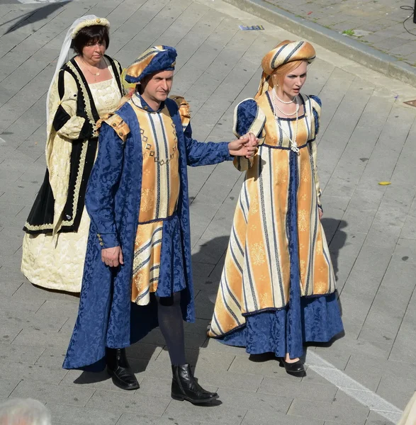 Mensen in middeleeuwse kostuums, historische re-enactment — Stockfoto