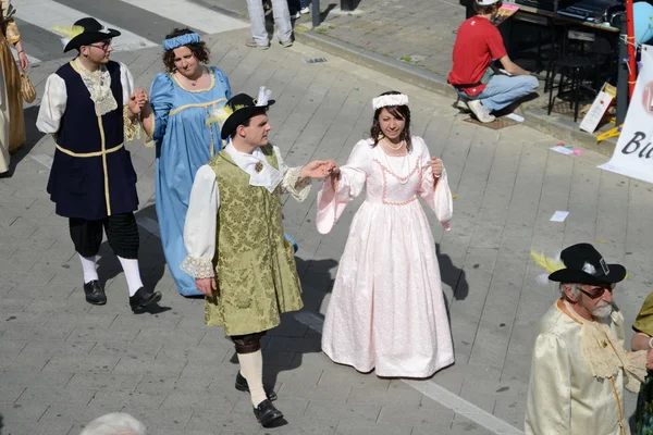 Ludzie w strojach średniowiecznych, inscenizacja historyczna — Zdjęcie stockowe