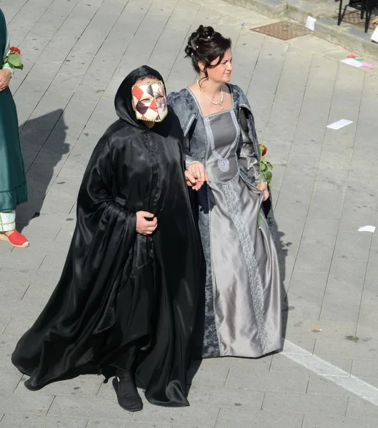 Les gens en costumes médiévaux, reconstitution historique — Photo