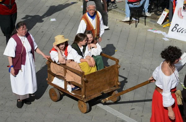 Les gens en costumes médiévaux, reconstitution historique — Photo