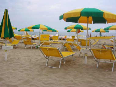 şemsiye ve şezlong sahilde