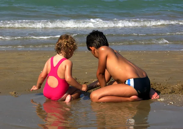 Crianças brincando na praia — Fotografia de Stock