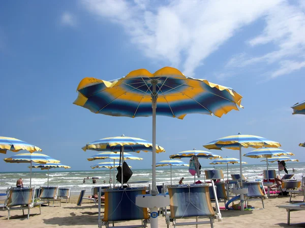 Şemsiye ve şezlong sahilde — Stok fotoğraf