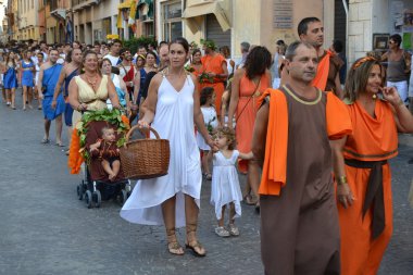 Antik Roma giysileri olan insanlar, geçit töreni.