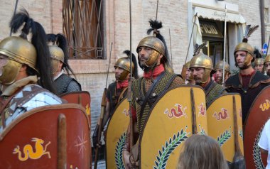 Antik Roma giysileri olan insanlar, geçit töreni.