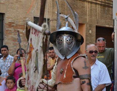 Antik Roma giysileri olan insanlar, geçit töreni.