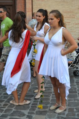 Antik Roma giysileri olan insanlar, geçit töreni.