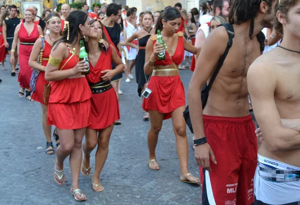 Mensen met kleren van het oude Rome, parade — Stockfoto
