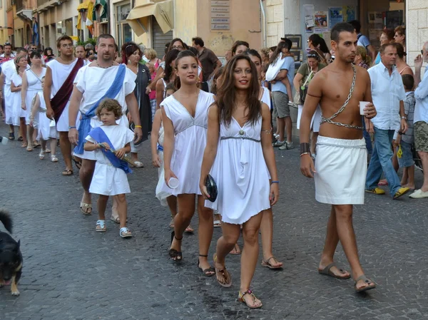 Gente con ropas de la antigua Roma, desfile — Foto de Stock