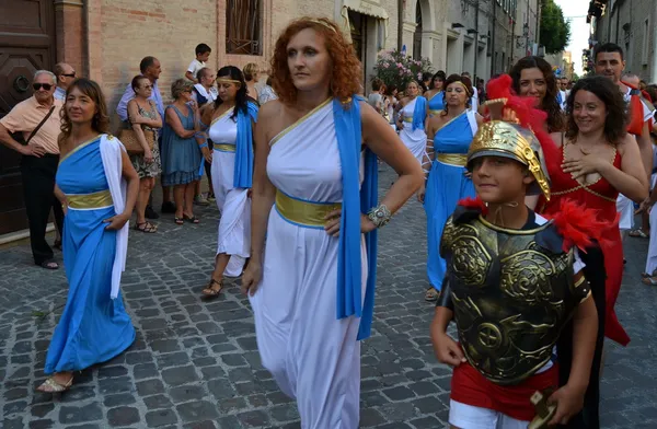 Pessoas com roupas da Roma antiga, desfile — Fotografia de Stock