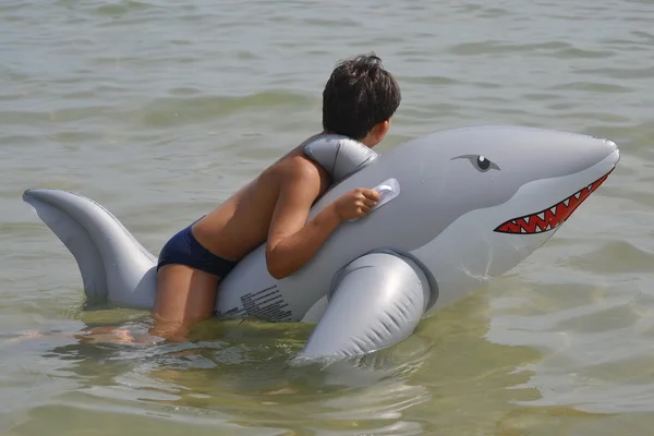 Denizde şişme köpekbalığı çocuk