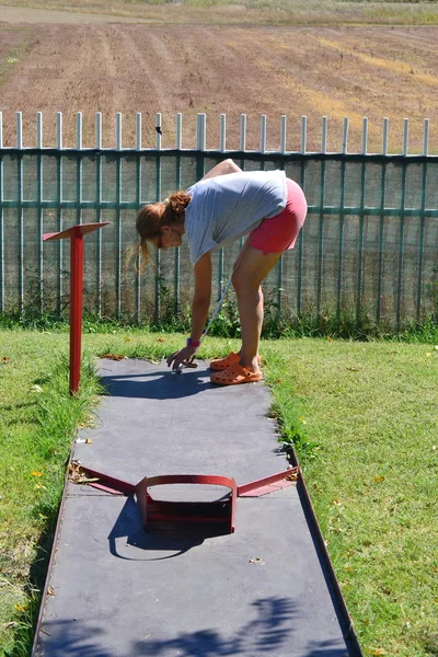 Mujer jugando mini golf — Foto de Stock