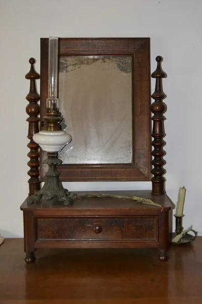 Specchio antico dal cassetto del comò per trucchi — Foto Stock