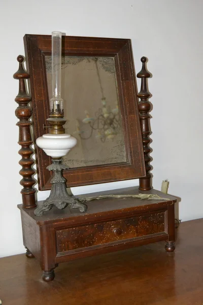 Espejo antiguo del cajón de la cómoda para trucos — Foto de Stock