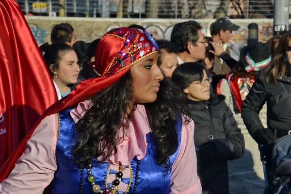 Перуанская вечеринка: люди, костюмы и танцы — стоковое фото