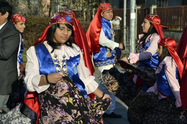 Partij in Peru: mensen, kostuums en dansen — Stockfoto