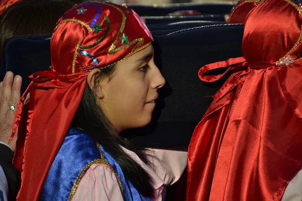 Перуанская вечеринка: люди, костюмы и танцы — стоковое фото