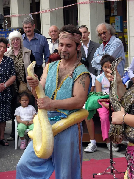 Straßenshow, Schlangentrainer — Stockfoto