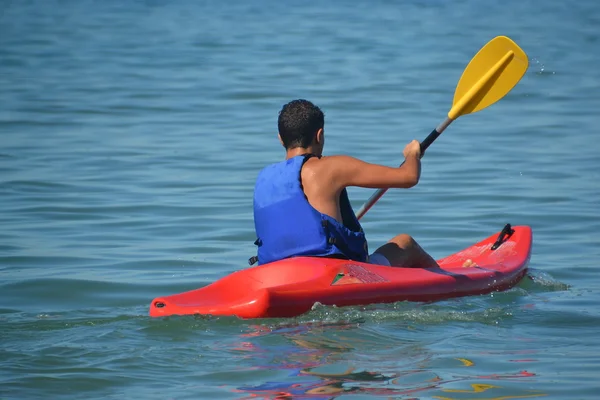 Sports, paddling the canoe — Stock Photo, Image