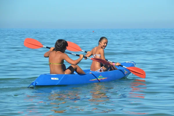 Esportes, remando a canoa — Fotografia de Stock