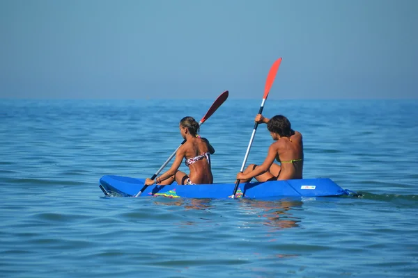 Esportes, remando a canoa — Fotografia de Stock